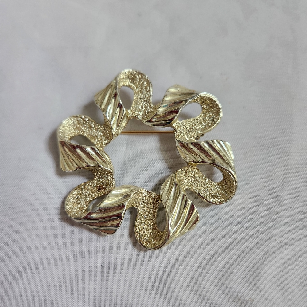 SARAH COVENTRY Ribbon Wreath Brooch Pin
